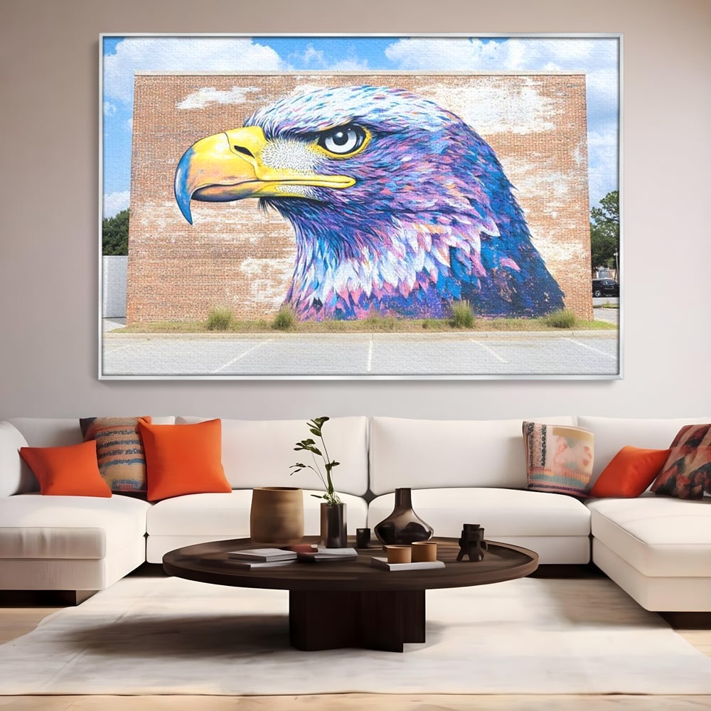 Tablou canvas cu tablou canvas cu vultur graffitti pe zid de caramida, in rama de aluminiu argintiu, pe perete intr-un living